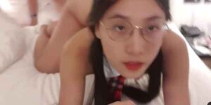 สาวแว่นน่ารักแอ่นท่าหมา